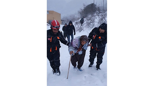 EVİNDE MAHSUR KALAN YAŞLI KADINI 'YAKUT' KURTARDI