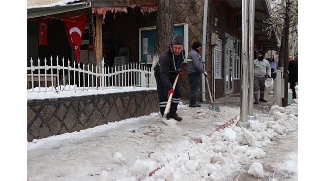 Pozantı Belediyesi'nden 'Kar' mesaisi