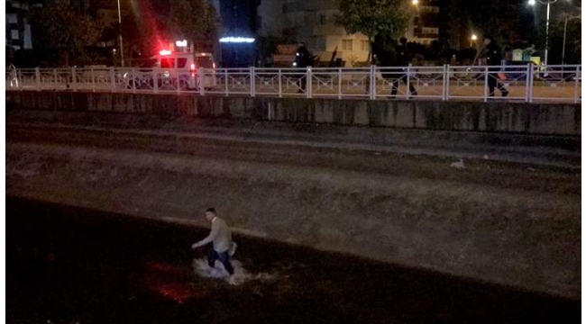 Sulama kanalında elindeki bıçakla polise direndi