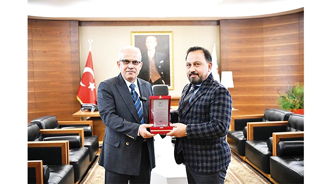 Başkan Uludağ'dan Sungur'a plaket