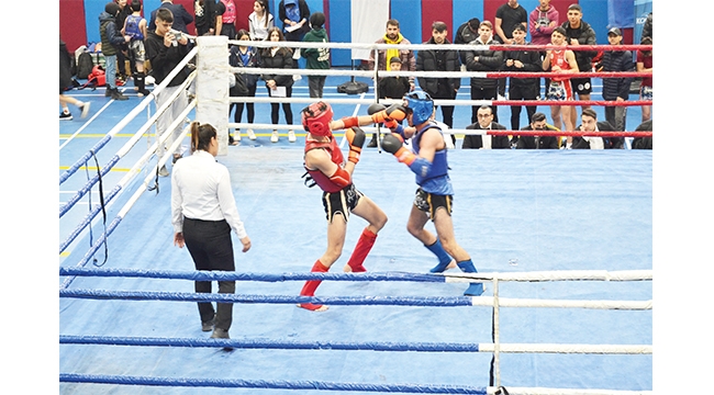 YÜREĞİR'DE NEFES KESEN MUAY THAİ MÜCADELESİ