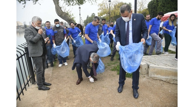 Başkan Karalar çöp topladı